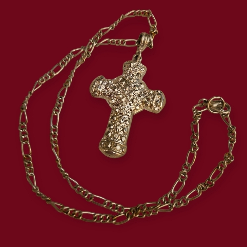 Vintage Silvertone Cross Pendant Figaro Chain Necklace